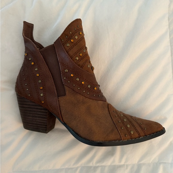 Brand: Coconuts by Matisse. Size: 8. Color: Brown with brass and orange detail. - Picture 3 of 6